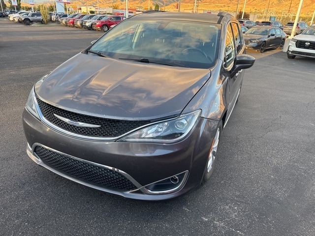2017 Chrysler Pacifica Touring L photo 2