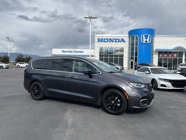 2023 Chrysler Pacifica Touring L's photo