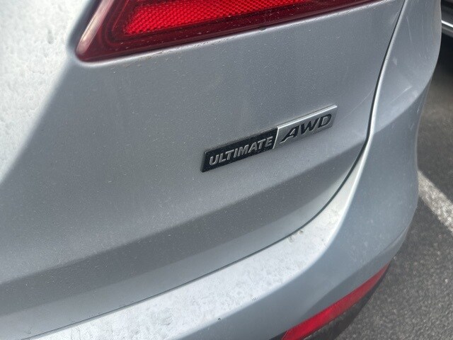 2016 Hyundai Santa Fe SE photo 2