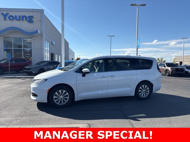 2017 Chrysler Pacifica Touring's photo