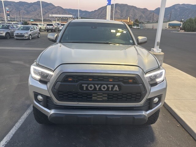 2019 Toyota Tacoma TRD Off-Road V6 photo 2
