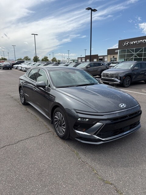 2025 Hyundai Sonata Hybrid Limited photo 3