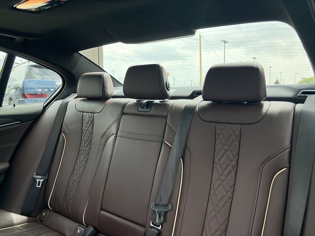 2021 BMW 5 Series M550i - Photo 33