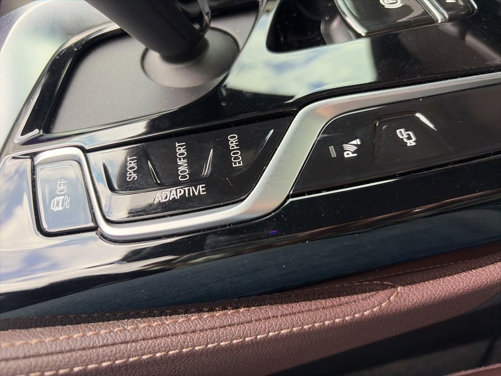 2021 BMW 5 Series M550i - Photo 23