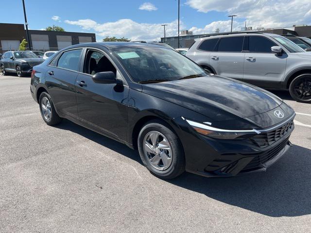 2025 Hyundai Elantra SE photo 3