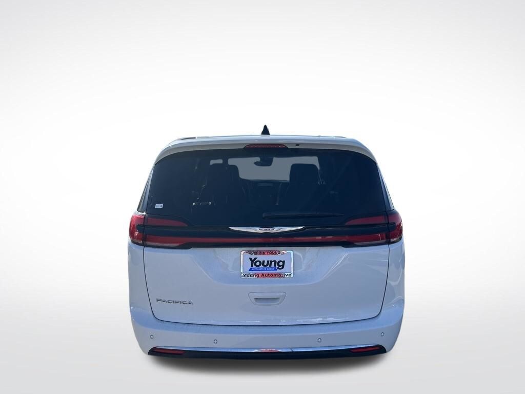 Used 2024 Chrysler Pacifica Touring L Minivan/Van