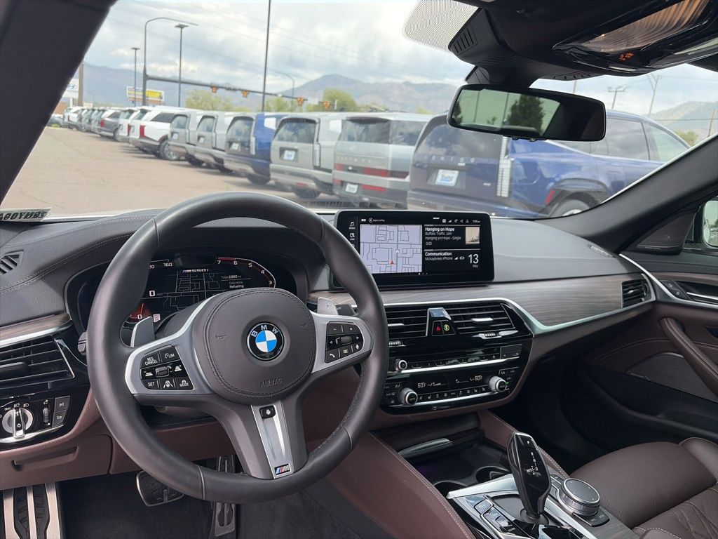 2021 BMW 5 Series M550i - Photo 27