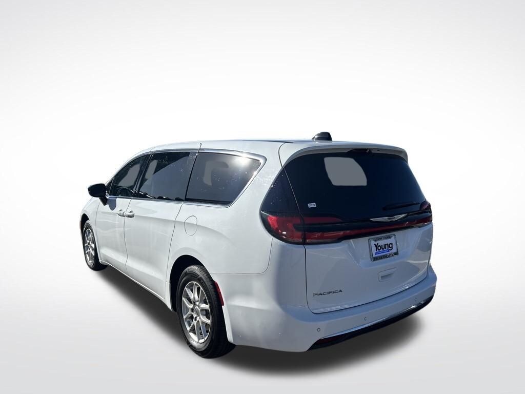 Used 2024 Chrysler Pacifica Touring L Minivan/Van