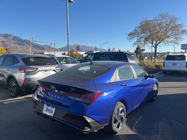 2025 Hyundai Elantra SEL Sport photo 3