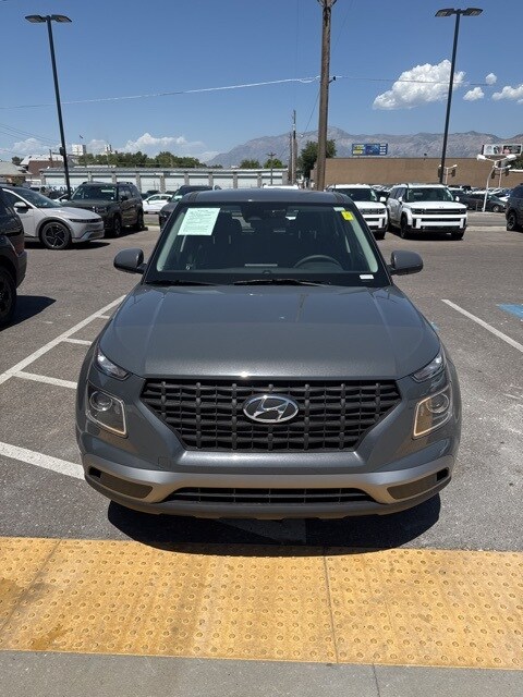 2025 Hyundai Venue SE photo 2