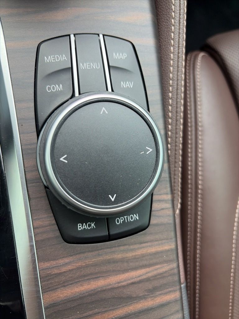 2021 BMW 5 Series M550i - Photo 24