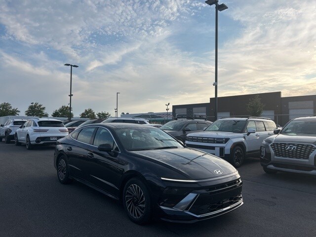 2025 Hyundai Sonata Hybrid Limited photo 3