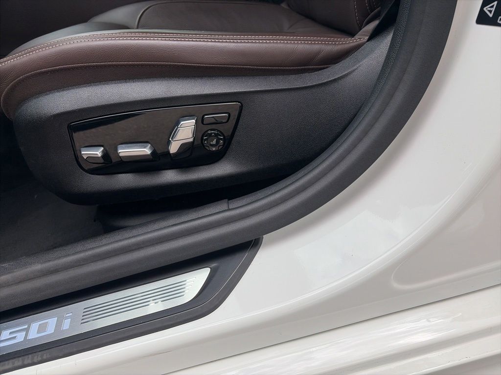 2021 BMW 5 Series M550i - Photo 16
