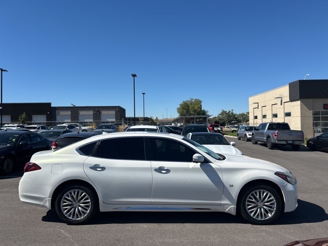 2015 Infiniti Q70L photo 3