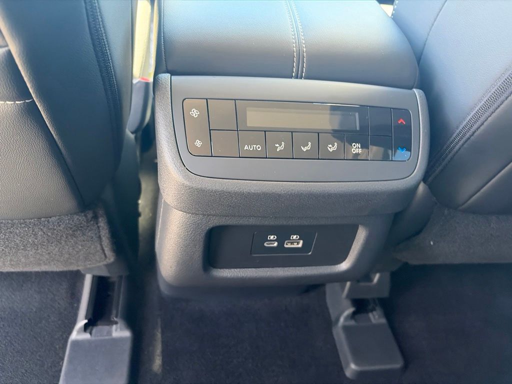 2025 Nissan Pathfinder SL - Photo 28