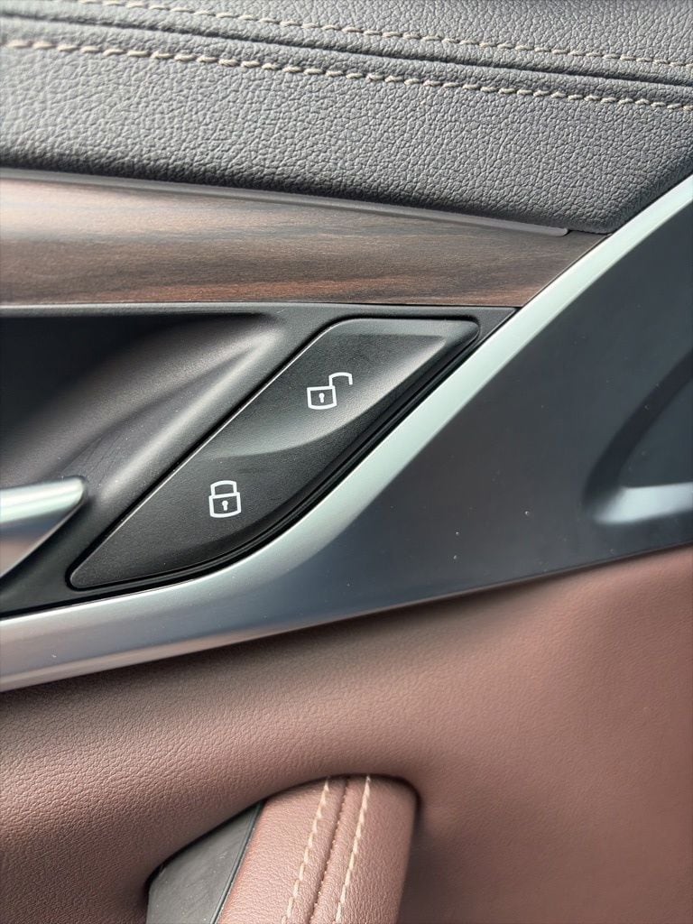 2021 BMW 5 Series M550i - Photo 12