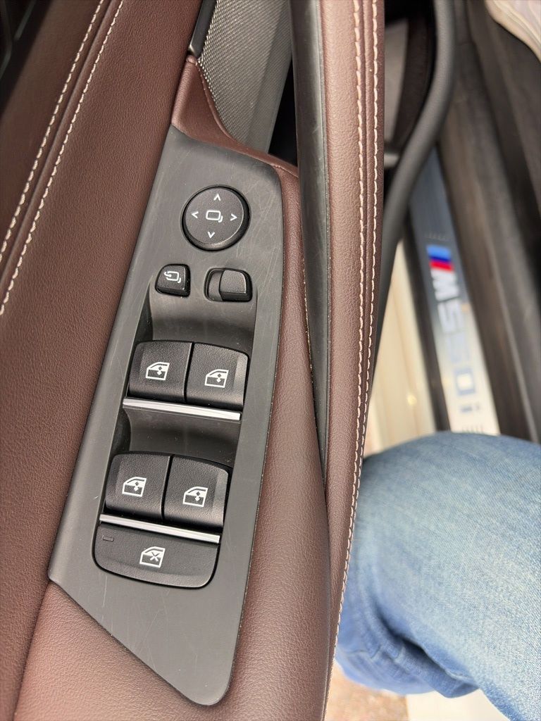 2021 BMW 5 Series M550i - Photo 11