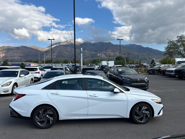 2025 Hyundai Elantra Limited photo 3