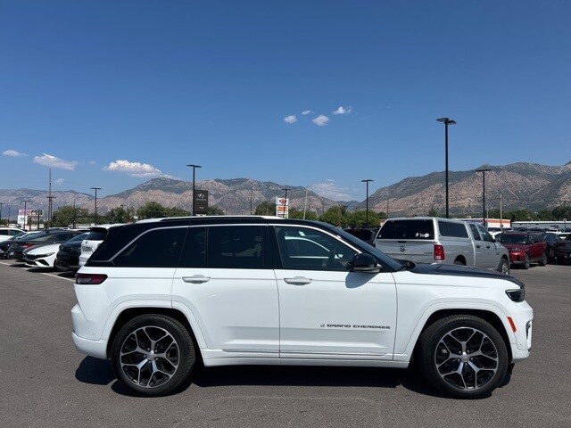 2023 Jeep Grand Cherokee Summit photo 4