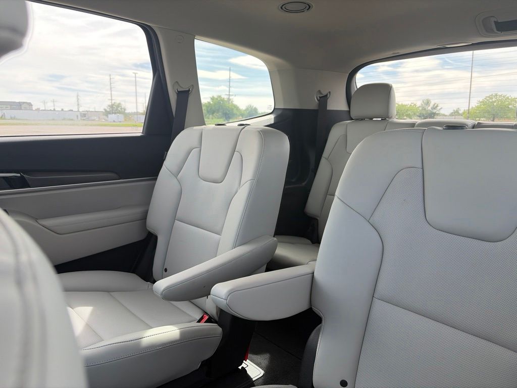2024 Kia Telluride S - Photo 31