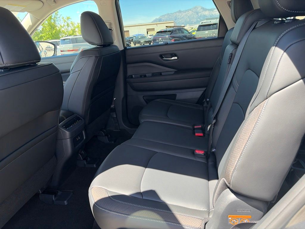 2025 Nissan Pathfinder SL - Photo 24