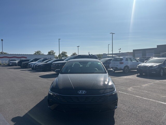 2025 Hyundai Elantra Limited photo 2