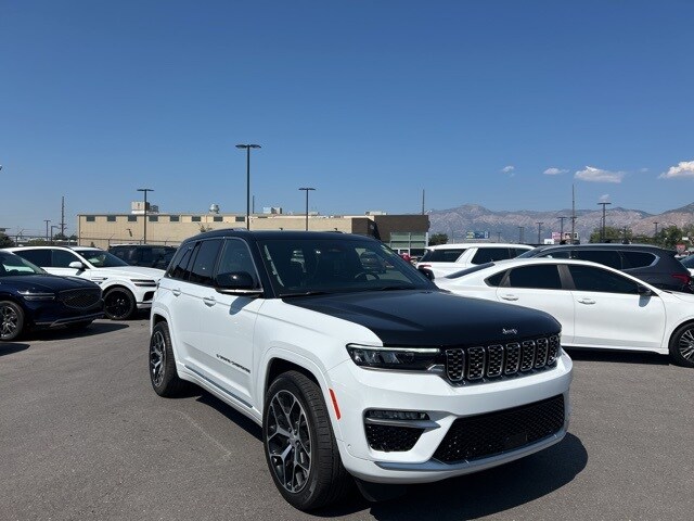 2023 Jeep Grand Cherokee Summit photo 3