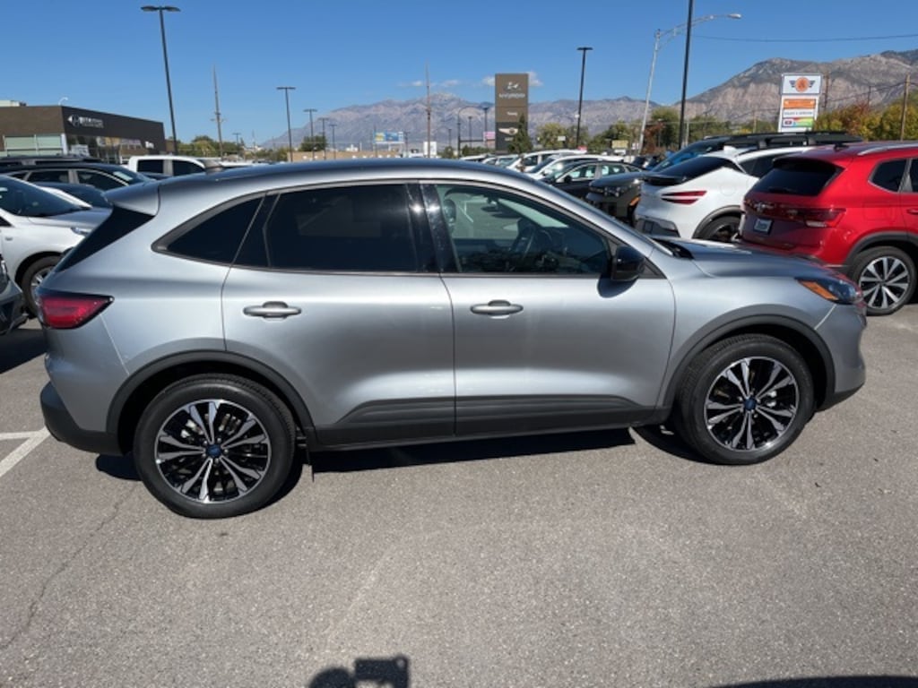 Used 2022 Ford Escape SE Hybrid SUV