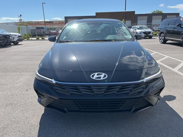 2025 Hyundai Elantra SE photo 2