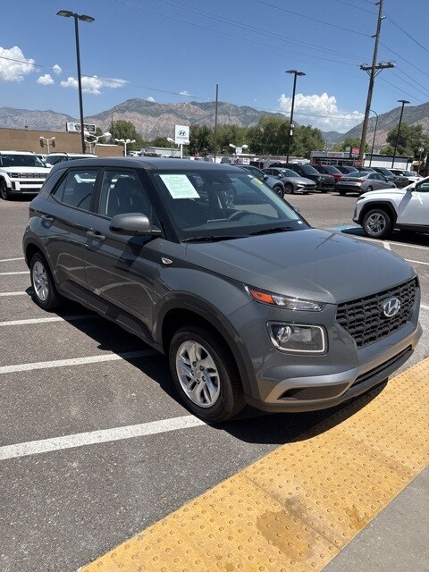 2025 Hyundai Venue SE photo 3