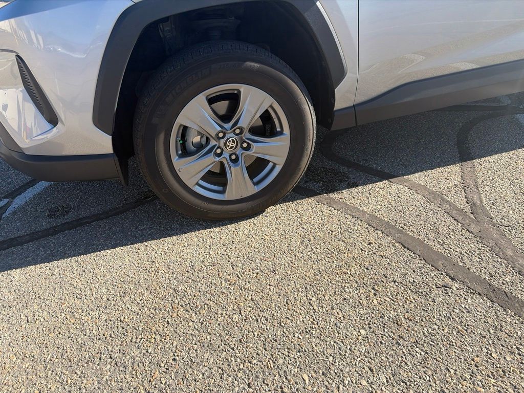 2024 Toyota RAV4 LE - Photo 9