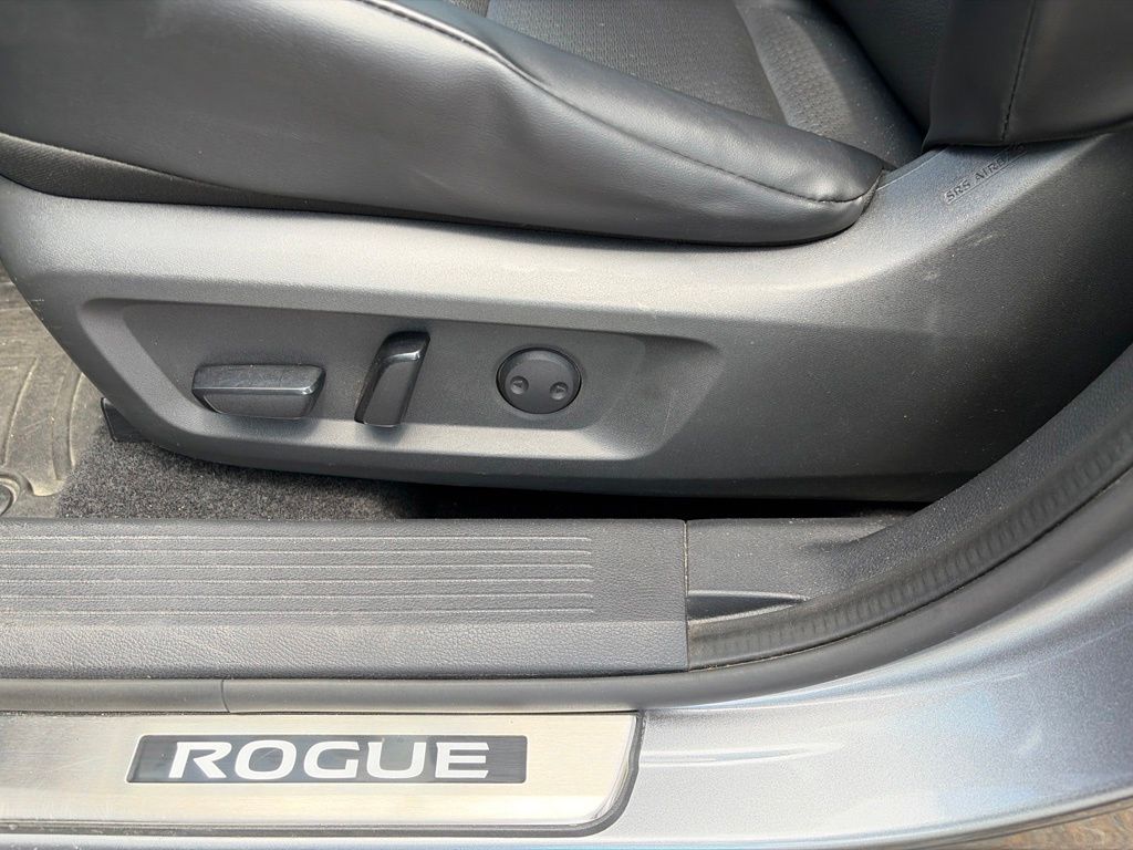 2021 Nissan Rogue SV - Photo 11