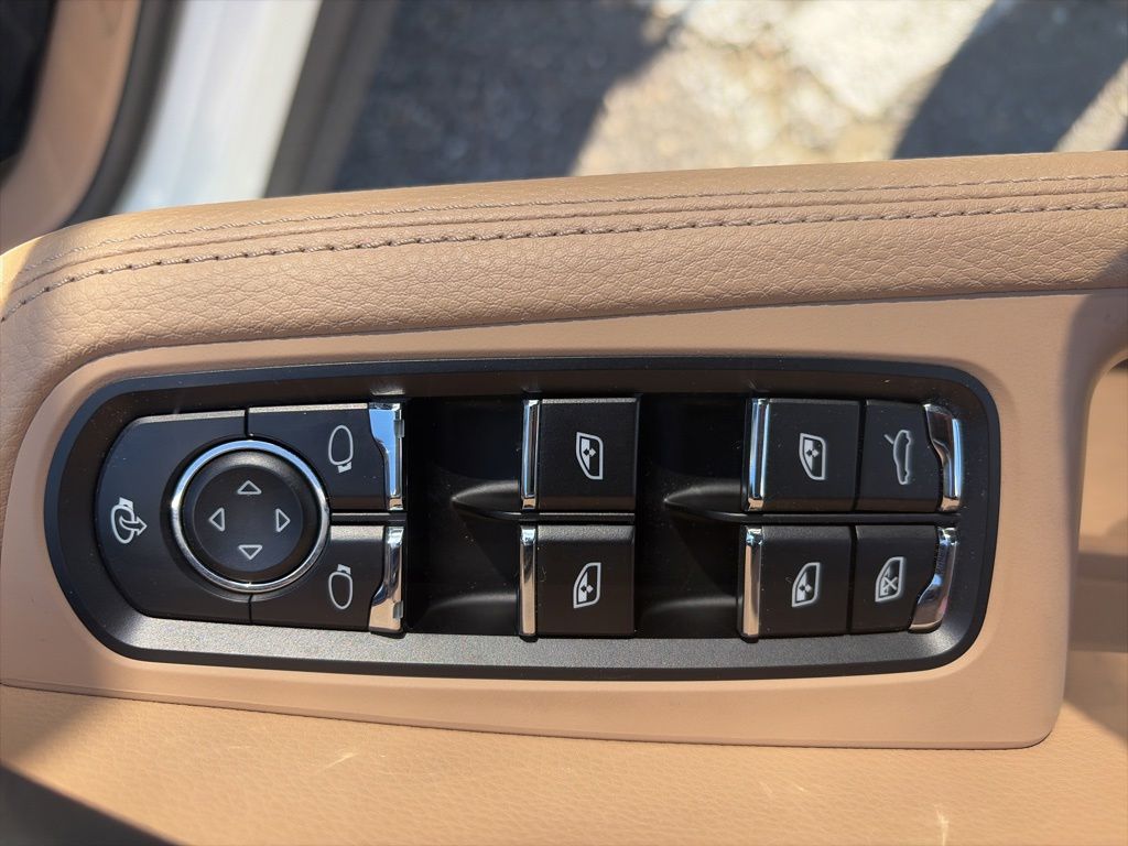 2025 Porsche Macan Base - Photo 11
