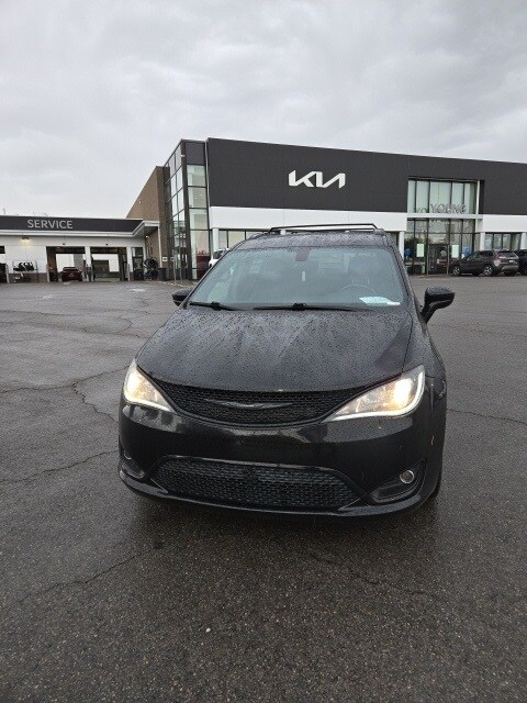 2019 Chrysler Pacifica Touring L photo 2