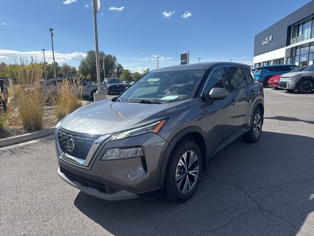 2021 Nissan Rogue SV photo 2