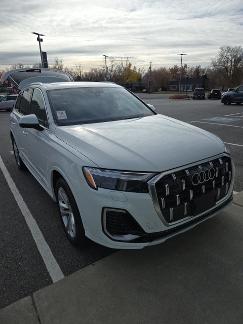 2025 Audi Q7 55 Premium Plus photo 2