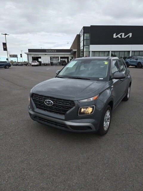 2025 Hyundai Venue SE photo 2