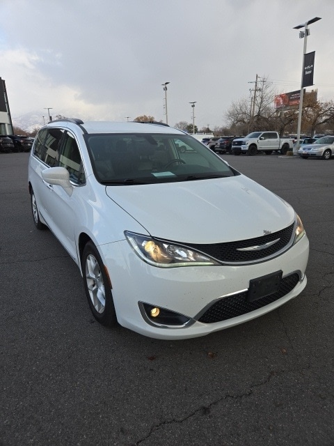 2017 Chrysler Pacifica Touring-L's photo