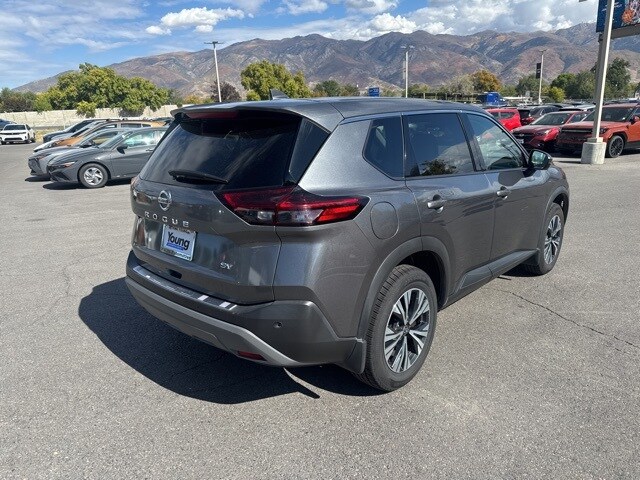 2021 Nissan Rogue SV photo 3