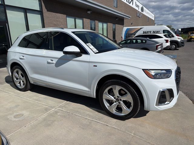 2022 Audi Q5 45 Premium Plus's photo