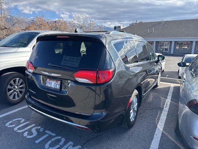 2018 Chrysler Pacifica Touring L photo 3