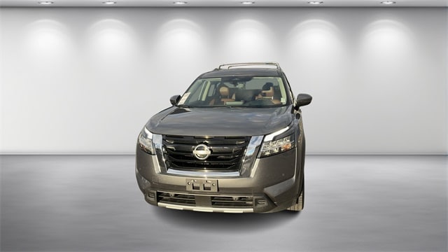 2023 Nissan Pathfinder Platinum's photo