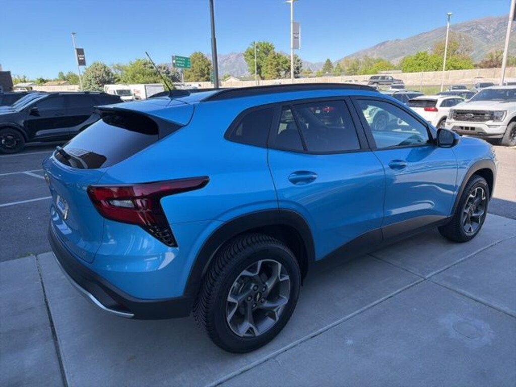 Used 2025 Chevrolet Trax LT SUV
