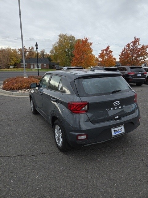 2025 Hyundai Venue SE photo 3