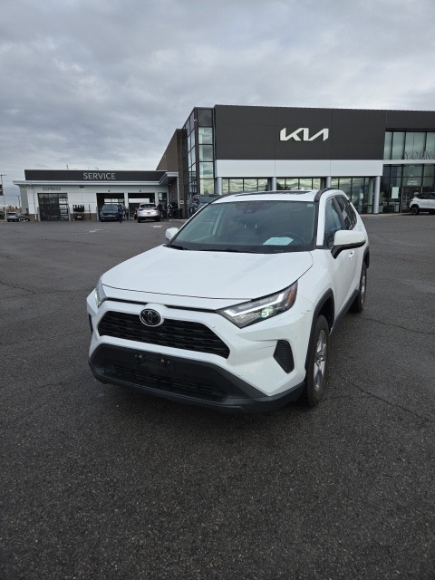 2022 Toyota RAV4 XLE photo 3