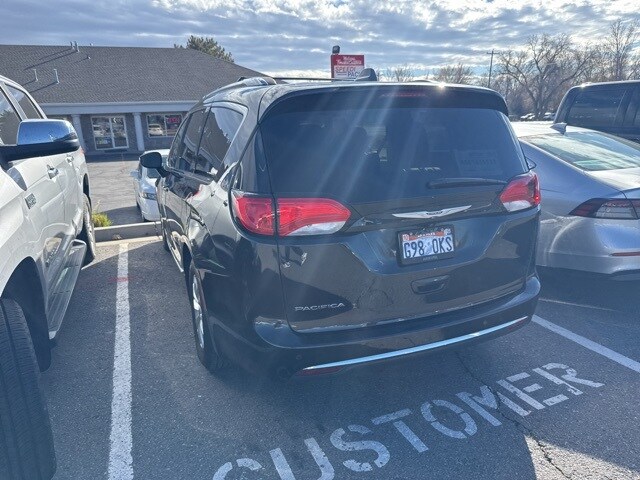 2018 Chrysler Pacifica Touring L photo 2