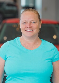 Staff member Sheila Hansen from ID_8f29718ded66