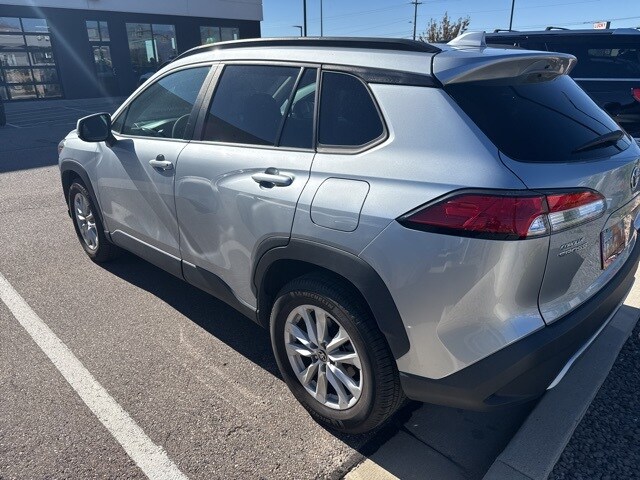 2022 Toyota Corolla Cross LE photo 2