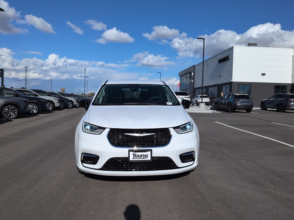 Used 2024 Chrysler Pacifica Touring L Minivan/Van