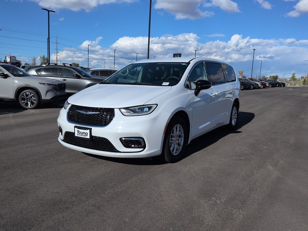 Used 2024 Chrysler Pacifica Touring L Minivan/Van